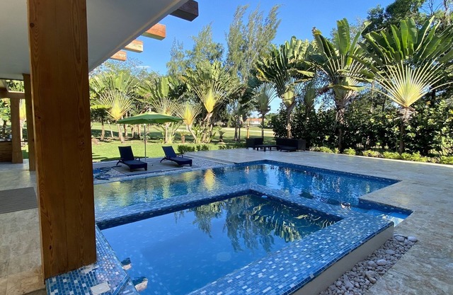 Preciosa villa moderna, espectacular vista al campo de golf, muy espaciosa.