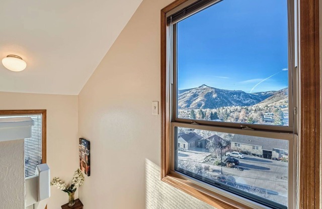 Gorgeous Mountain Views Townhome with WiFi Near Downtown Golden
