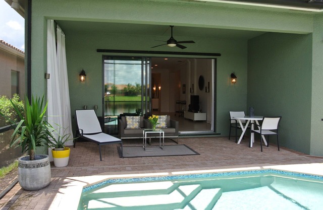 Preciosa nueva casa de 3 dormitorios y 3 baños con piscina privada climatizada y vistas al lago.