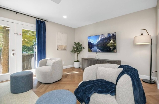 Gorgeous NEW 5-bedroom townhome with AC, WiFi in charming South Bend- walk to ND