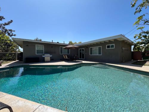 Gorgeous Pool Home 1/2 Mile Walk to Disney