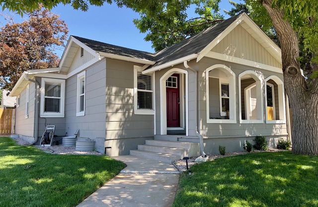 ¡Precioso bungalow renovado de la década de 1930 en Englewood!