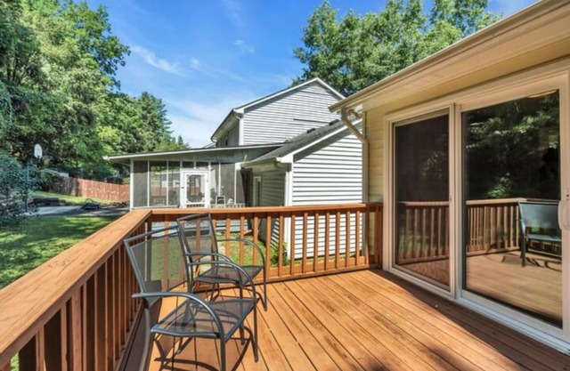 Gorgeous S. Nash Home! 16 min. from Downtown! Super Fast Wi-Fi! Cook's Kitchen!