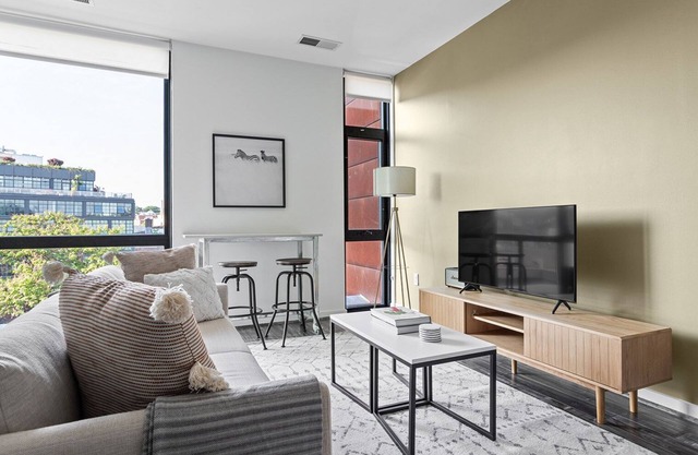 Gorgeous Shaw Studio w/ Gym & Doorman, nr Nightlife, by Blueground