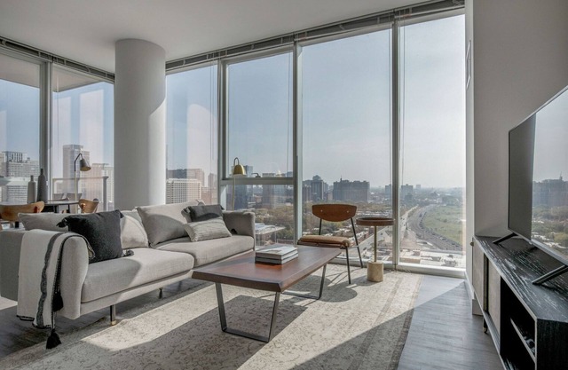 Gorgeous South Loop 2BR w/ Jacuzzi & Rooftop, nr Colleges, by Blueground