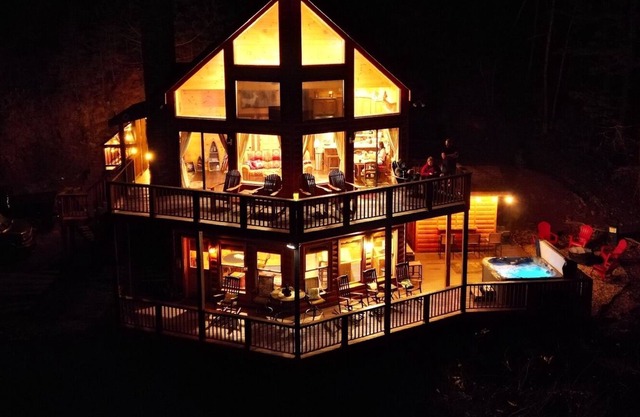 Gorgeous View! Mountain Cabin,outdoor bar, jacuzzi, game room, EV charger& more