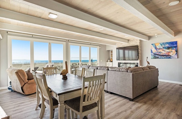 Hermosa casa frente al mar con jacuzzi privado, chimenea a gas y acceso a la playa