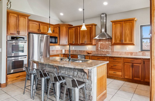 Granby Escapes – Luxurious 5 BDR w/Private Hot Tub & Game Room!