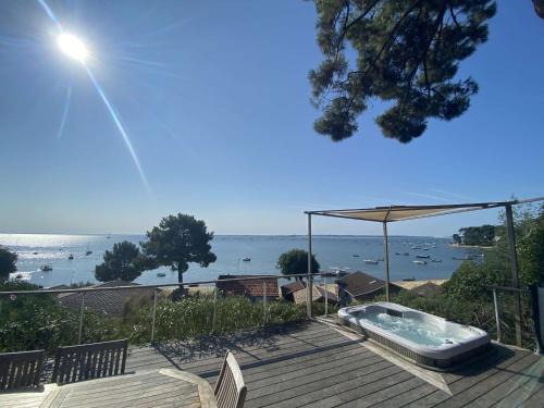 Grande villa avec jacuzzi à La Pointe aux Chevaux - FR-1-736-23