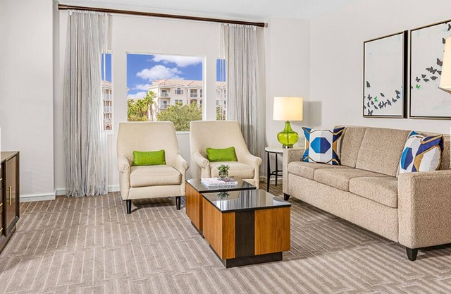 Grande Vista 3-bedroom resort with 9 hole golf course. Close to Disney