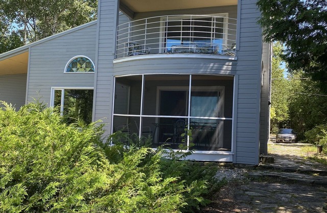 Grey Gull Cottage-Waterfront Home