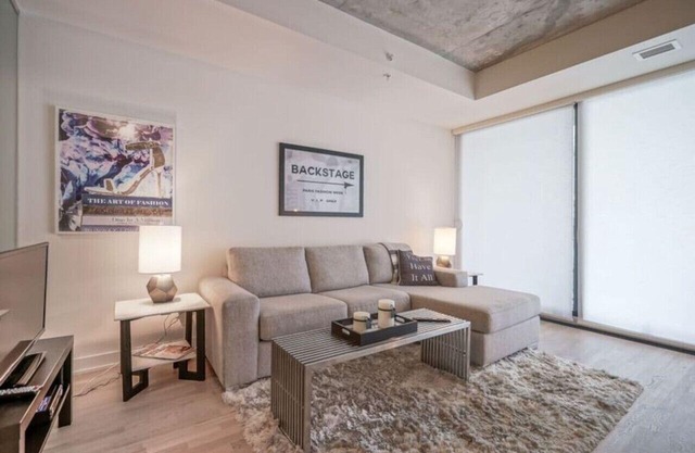 Espectacular condominio de 1 dormitorio en Hot King West