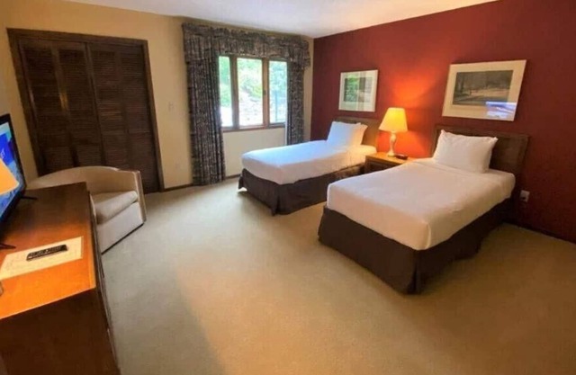 Great Amenities! 2 Spacious Units, 3 Pools, Sauna, Gym, Free Parking