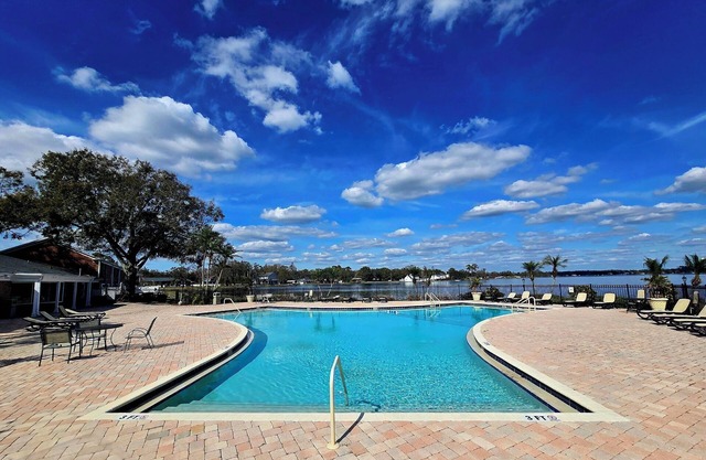 Excelente condominio cerca de Busch Gardens !!