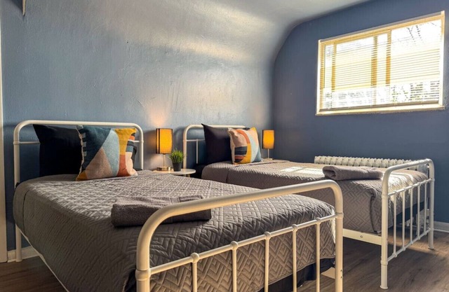 Great Location, 8 Beds (Sleeps 10) w/ Parking