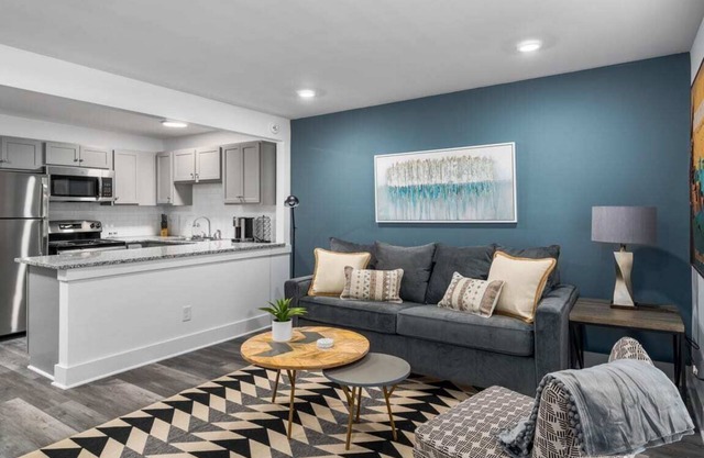 Great Location! Updated w King Bed and Fast Wifi