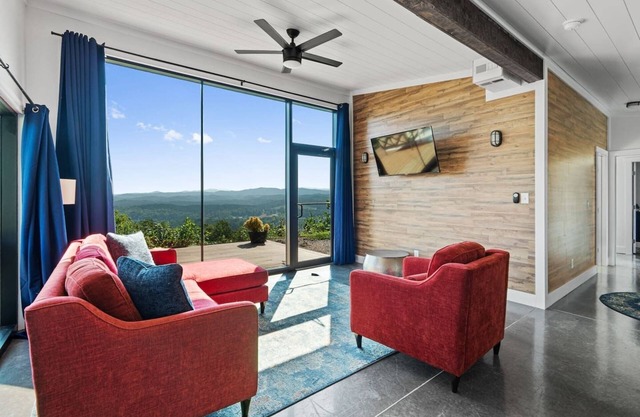 Breathtaking Mountain Cabin with Private Jacuzzi