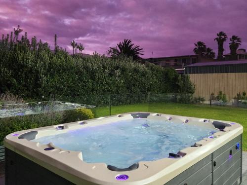 Great Ness Beach House - 8 Person Spa - Pet-Friendly - Netflix - Linen included