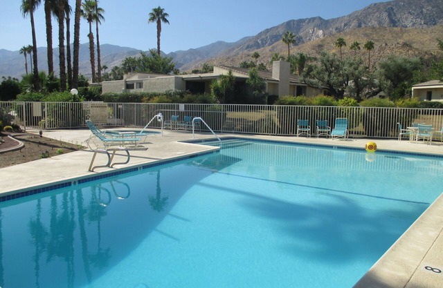 Gran condominio de un solo nivel disponible para la temporada en el tranquilo South Palm Springs