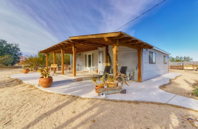 The Flying Point Homestead, cerca del Parque Nacional Joshua Tree; Mascota amigable