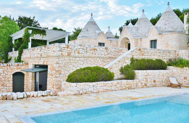 Hermosa villa con estilo de trullo, piscina privada infinita de 12 x 6 m y más de 500 m² de terrazas