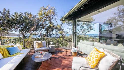 Great Views, Easy Walk To Beach and Bay In Bush Setting
