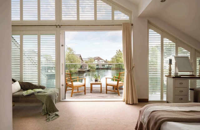 Grebe Lodge | Cotswold Lakehouse & Hot Tub
