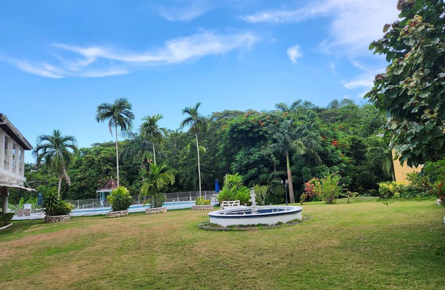 Green Creek Oasis 5-bed, sleep 12, Villa with AC, WiFi, Pool and Beach