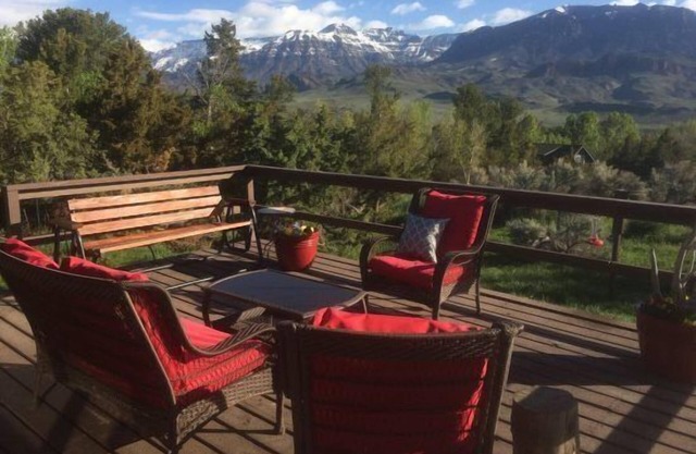 ¡Casa recientemente renovada, que admite mascotas, con impresionantes vistas a la montaña!