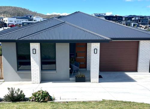 Green Hill Views - Family Home close to Hobart - 4bed, 2bath