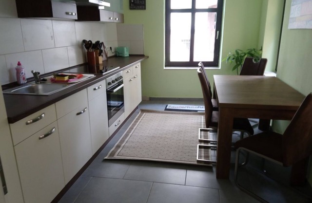 En un entorno verde ubicado apartamento moderno y mimoso