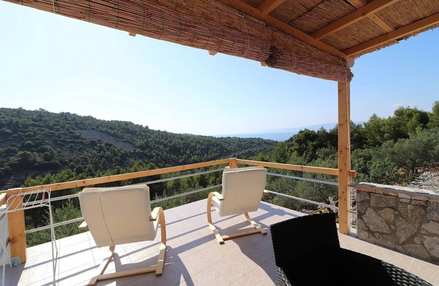 Greenside Cottage Lumi-Two Bedroom Holiday Home with Terrace and Sea view