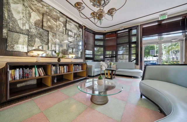 Greenview Hotel by Lowkl