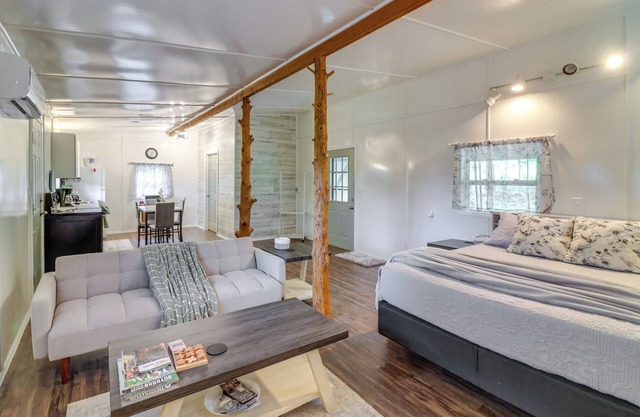 Grill & Fire Pit: Cabin w/ Mtn Views in Harrison