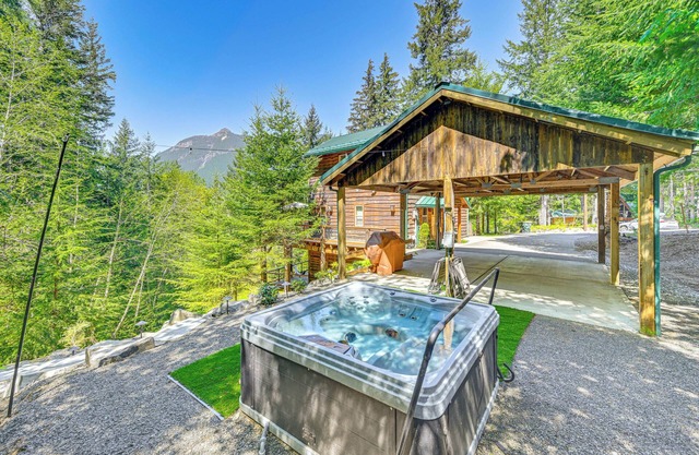 Cabaña Packwood 'Grizzly Tower' con vistas al bosque!
