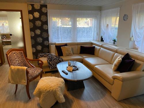 Große Helle Wohnung am Wald in Bad Saarow Nahe Grünheide und Berlin Souterrain