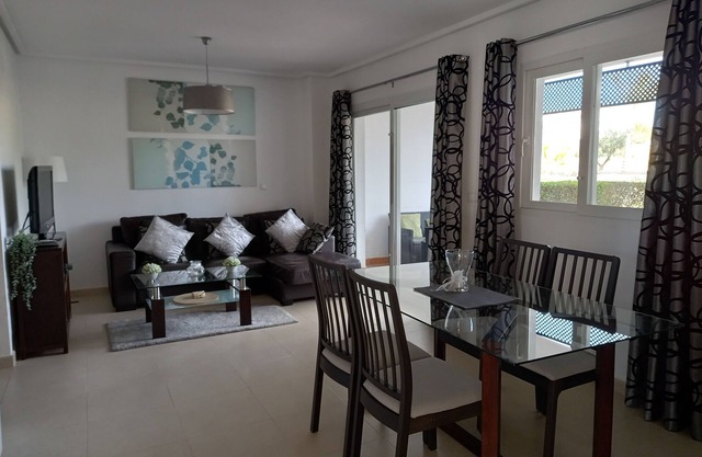 Apartamento en planta baja con terraza, jardín y piscina