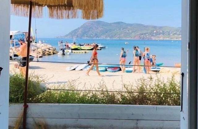 Planta baja de villa situada en la arena a 10 m del mar, en la Costa Azul