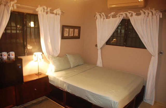 Groundfloor room in quiet residence, pool/WiFi/cable TV/parking