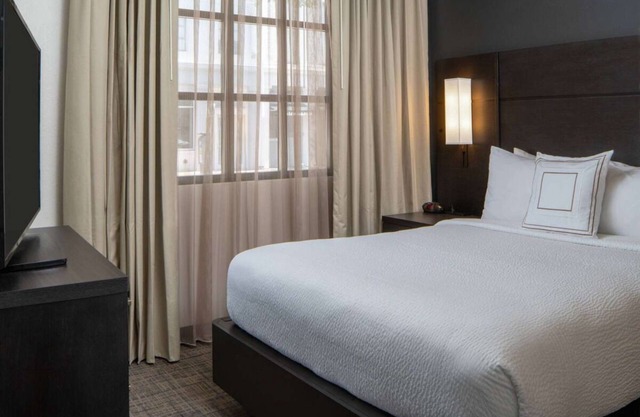 Group Getaway! 2 Spacious Suites, Full Kitchen, Free Breakfast, Outdoor Pool!