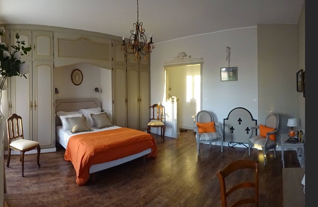 Dormitorio de invitados, aseo y aseo, entrada independiente.