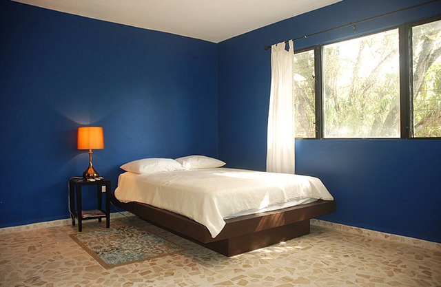 Guest-friendly room, pool/WiFi/cable TV/parking