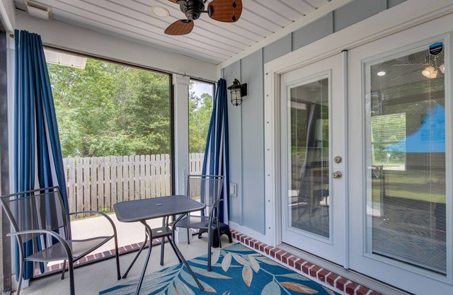 Gulf Breeze Home w/ Screened Porch: Near Beach!