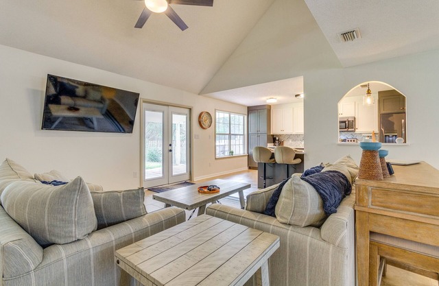 Gulf Breeze Home w/ Screened Porch + Game Room!