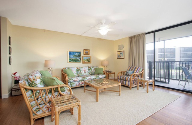 Gulf View, Two Bedroom Unit with Den - Sundial R203