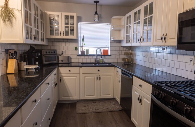 Gulfside Allure: Stylish Decor, Large Yard, Ample Parking