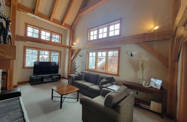 Gunners Lodge - Kicking Horse True Ski in/ Ski Out