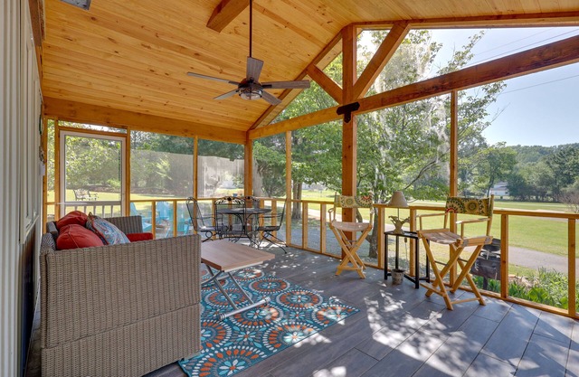 ¡NUEVO! Guntersville Lake Home w / Slip barco cubierto!