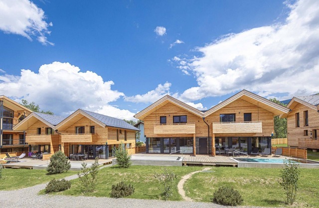 Casa de vacaciones con piscina privada y sauna.
