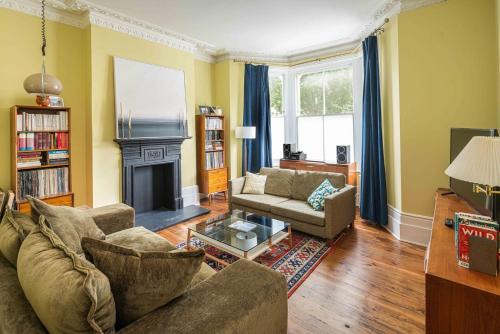 Hackney Haven: 4BD Stylish Family Gem